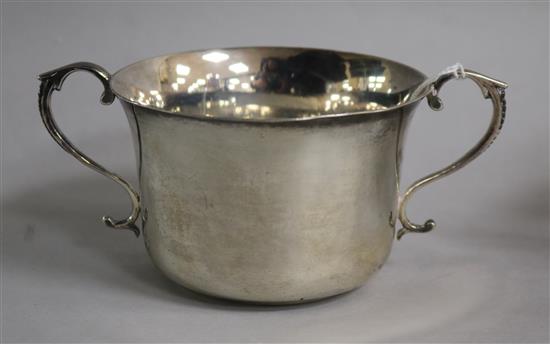 A George V silver porringer, William Hutton & Sons, Birmingham, 1914, 7.5 oz.